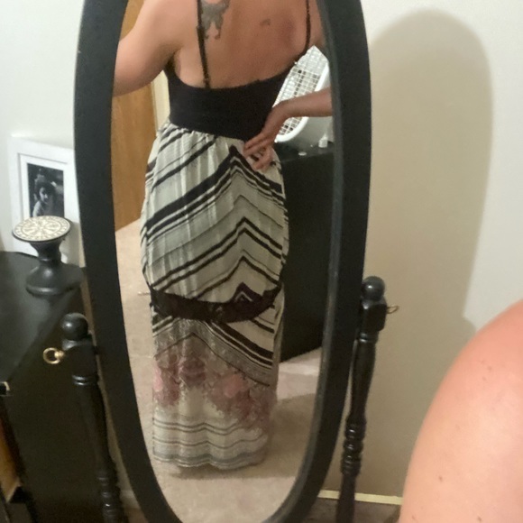 Spaghetti strap flows halter sundress - Picture 7 of 10
